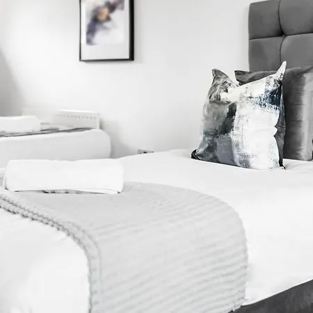 Centre Townhouse - Three Bedrooms - Garage - Garden - Balcony 19l Birmingham