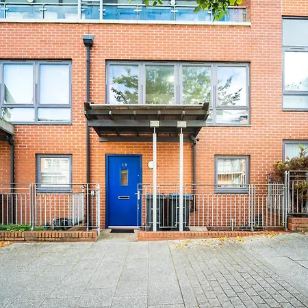 Centre Townhouse - Three Bedrooms - Garage - Garden - Balcony 19l