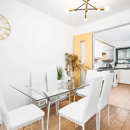 Centre Townhouse - Three Bedrooms - Garage - Garden - Balcony 19l Holiday home *
