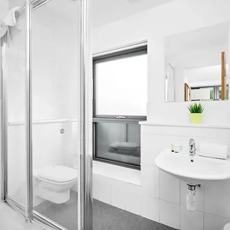 Centre Townhouse - Three Bedrooms - Garage - Garden - Balcony 19l Birmingham
